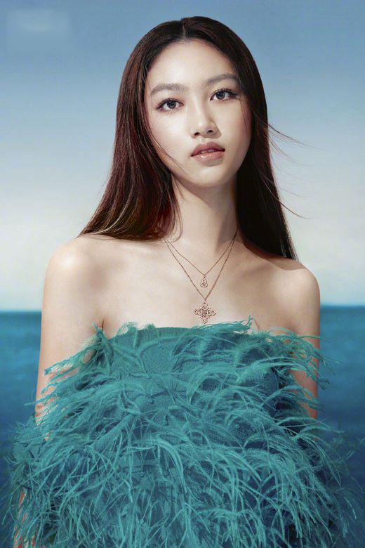 任达华女儿任晴佳拍时尚大片连衣裙秀苗条身材大长腿秒杀超模