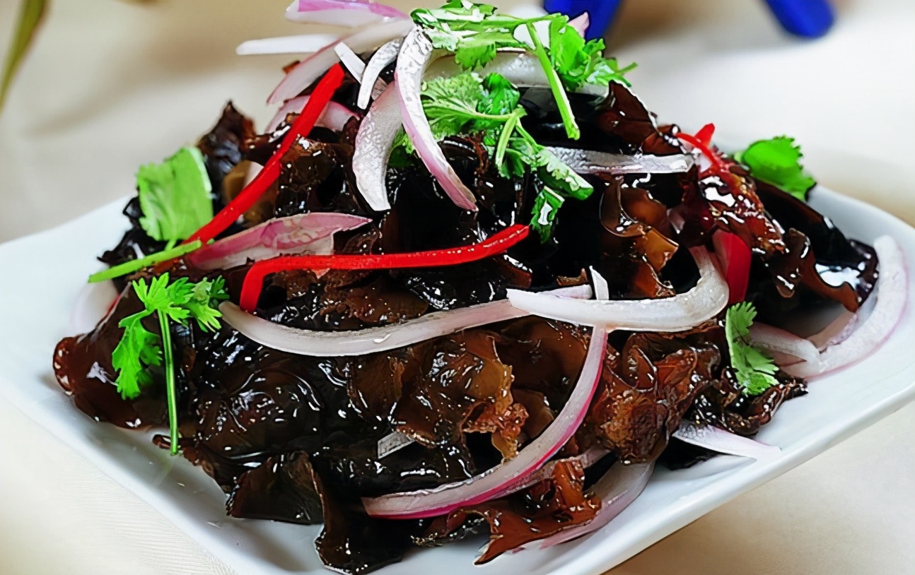 下面我来给大家分享一下木耳拌洋葱的具体做法,以及一点小技巧,快看看