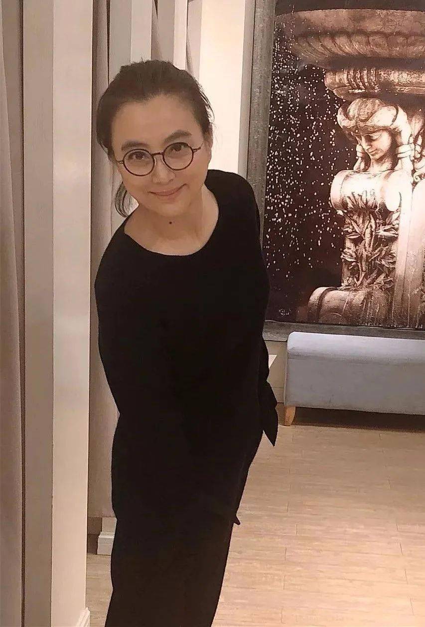 李玲玉皱纹焉瘪很真实,但58岁穿紫裙踩高跟鞋,整个人气质优雅!