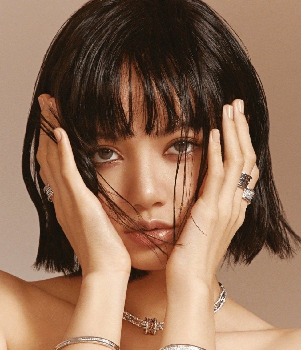 lisa的怼脸拍,拍出了高级感觉,这么美的女生真令人心动呀!