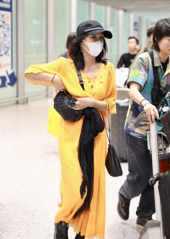 在机场偶遇周迅,脖子皱纹太焉瘪了,才46岁就有56岁老人样了!