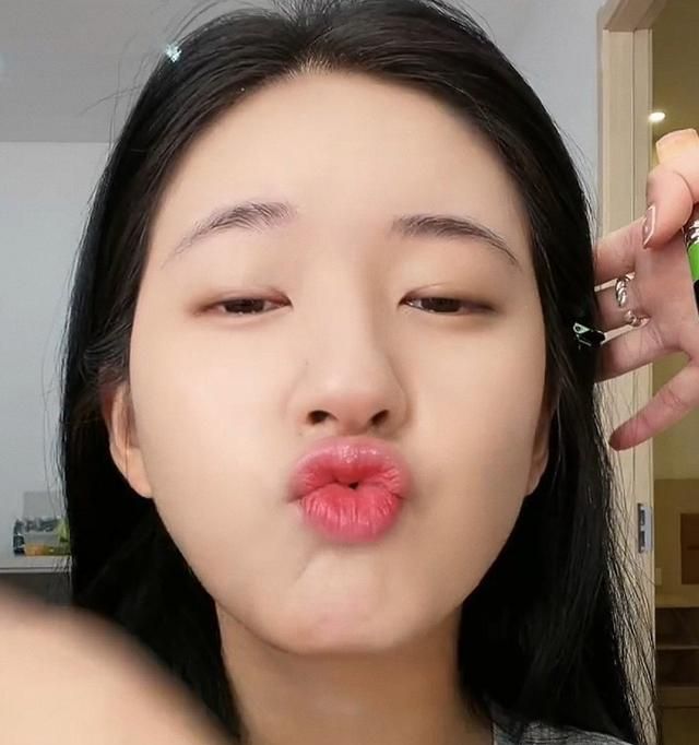 赵露思化妆时拍视频素颜时将镜头凑近脸拍22岁皮肤自带磨皮