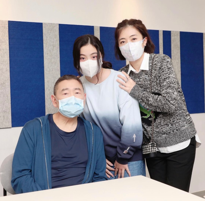 13岁刘秀桦久违现身,渐变色卫衣配牛仔裤元气满满,眉眼间像甘比