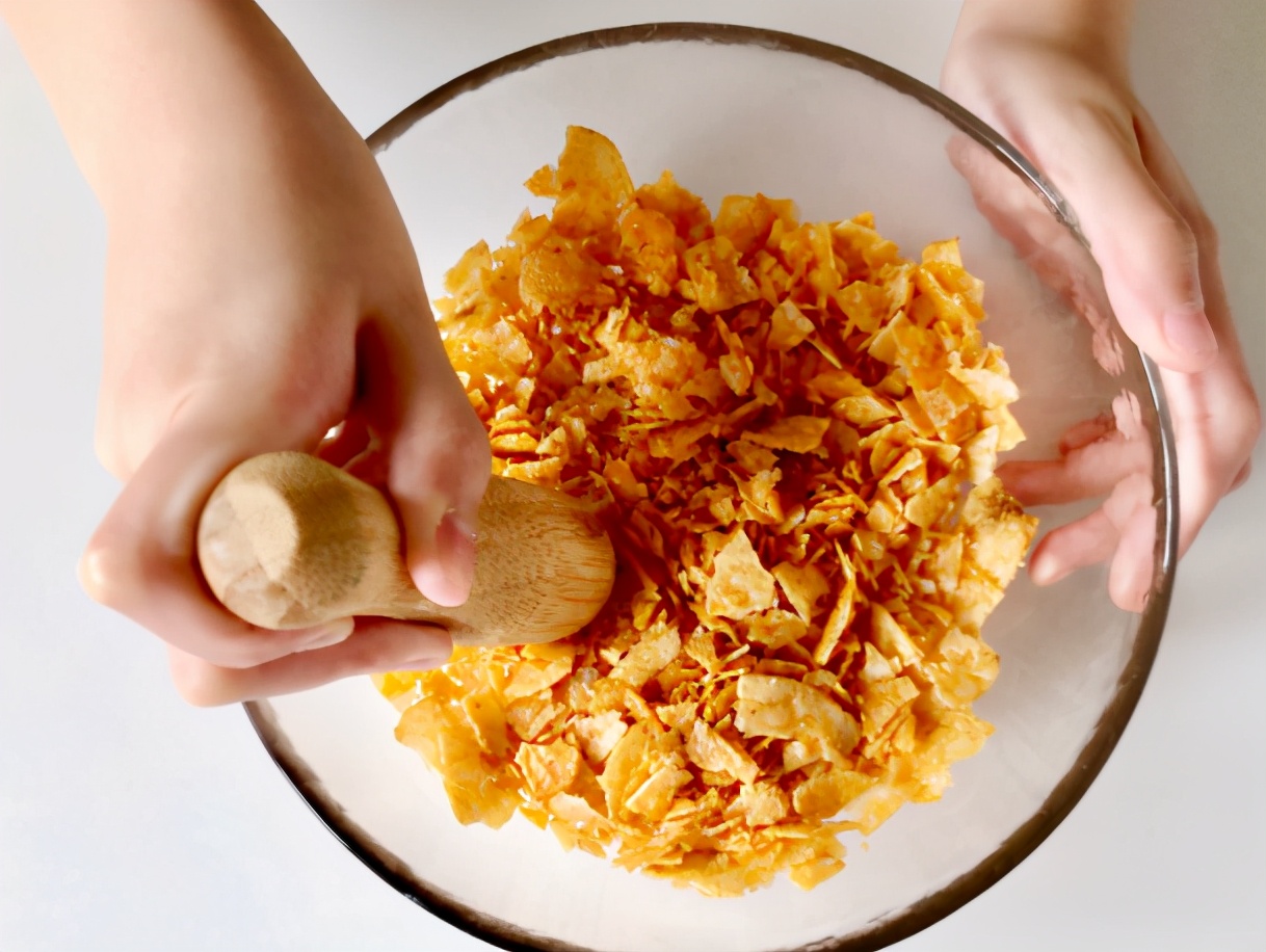 6,准备好面粉,鸡蛋液和薯片碎备用.