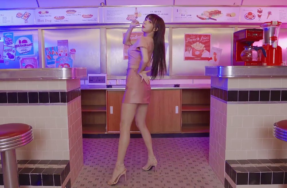 不管咋说,作为一个迷人风格的舞娘,舞小喵确实是在