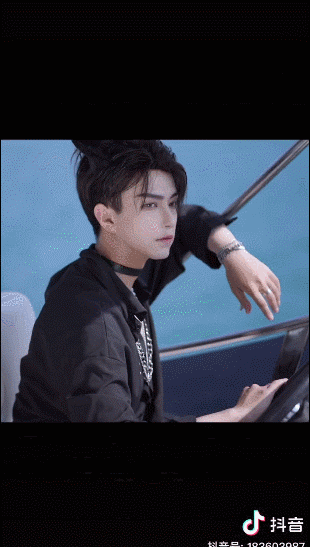 也不是没有尝试过现代装,so,换装后越惊艳就越能让人点赞转发评论一条