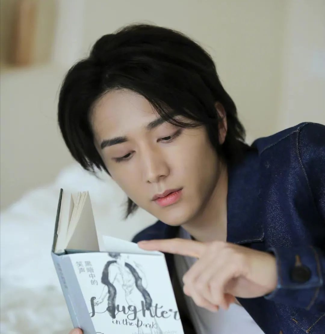 张新成是不是真的瘦过头了,最新杂志照真的很不"费渡"