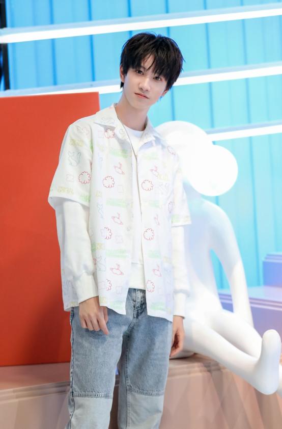 敖子逸失控长高太绝看他穿上奶油袜腿长就有1米8