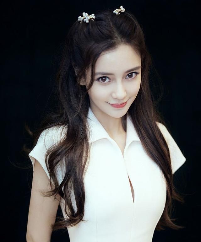 baby的魅力真挺强的,就算是当妈了,看着也很嫩,纯白造型很纯