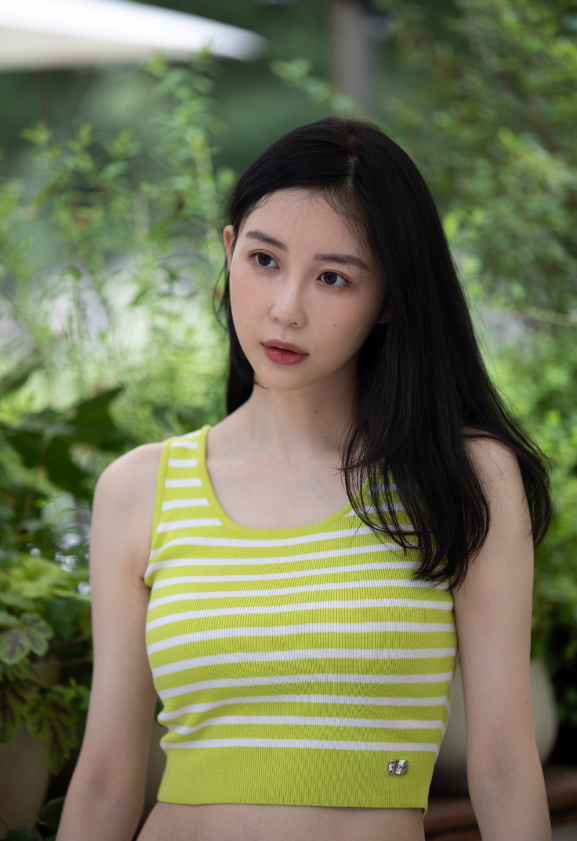 潘玮柏妻子太漂亮了婚后首晒写真美照穿条纹吊带秀完美身材