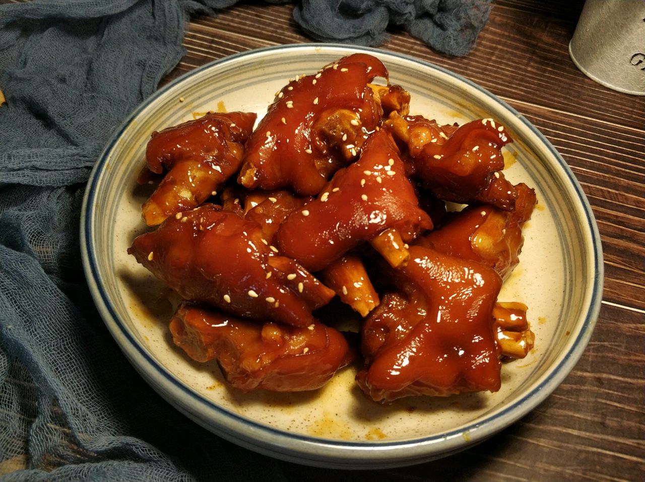 家常版红烧猪蹄,香而不腻,软烂脱骨,色泽红润,满满的胶原蛋白