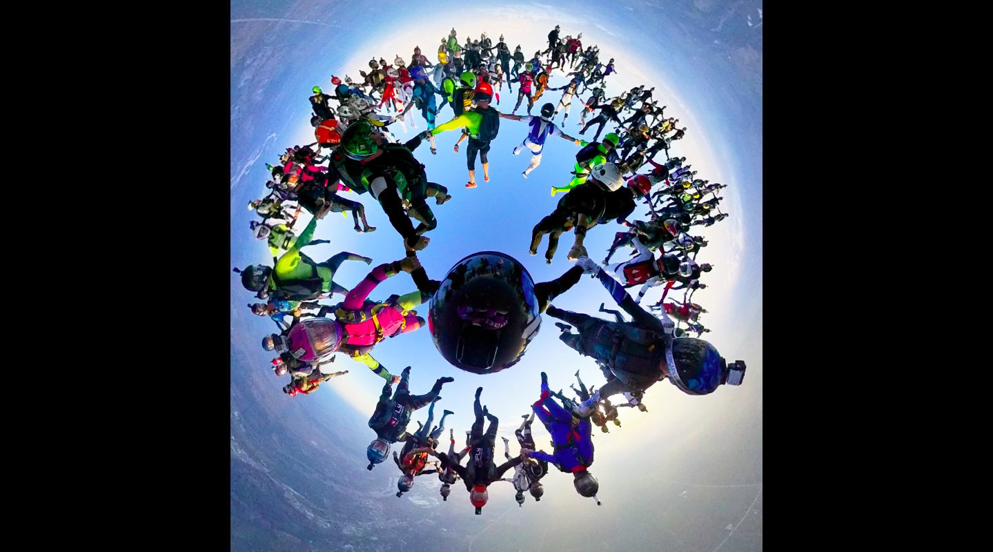 你见过 100 多人的高空跳伞吗?__财经头条