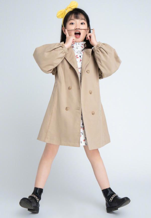 棕色风衣与白色印花裙的搭配还很好释放出崔雅涵身