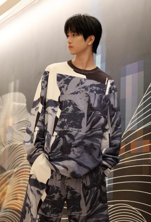 敖子逸失控长高太绝看他穿上奶油袜腿长就有1米8