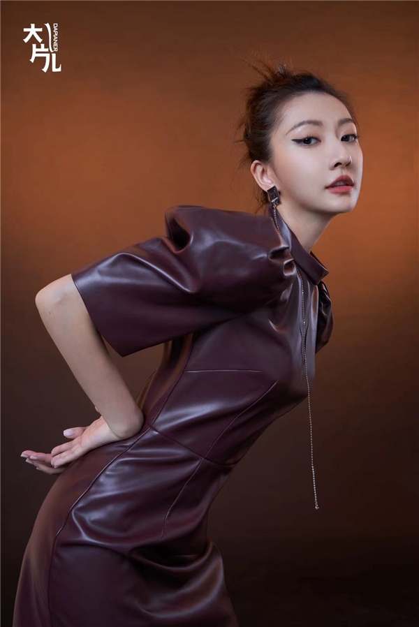 余玥曝新写真:烟熏妆皮裙小狂野 侠女古风造型酷飒