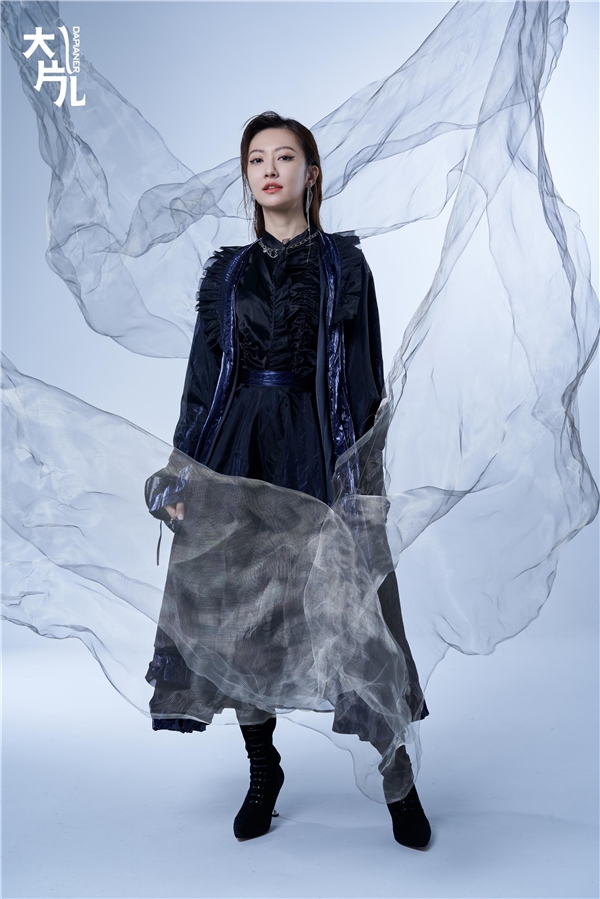余玥曝新写真:烟熏妆皮裙小狂野 侠女古风造型酷飒