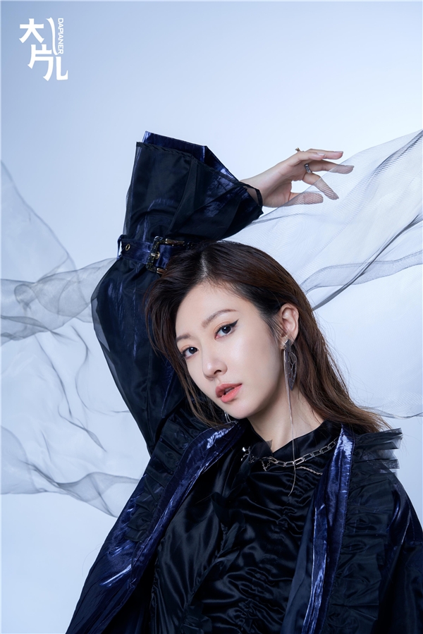 余玥曝新写真:烟熏妆皮裙小狂野 侠女古风造型酷飒