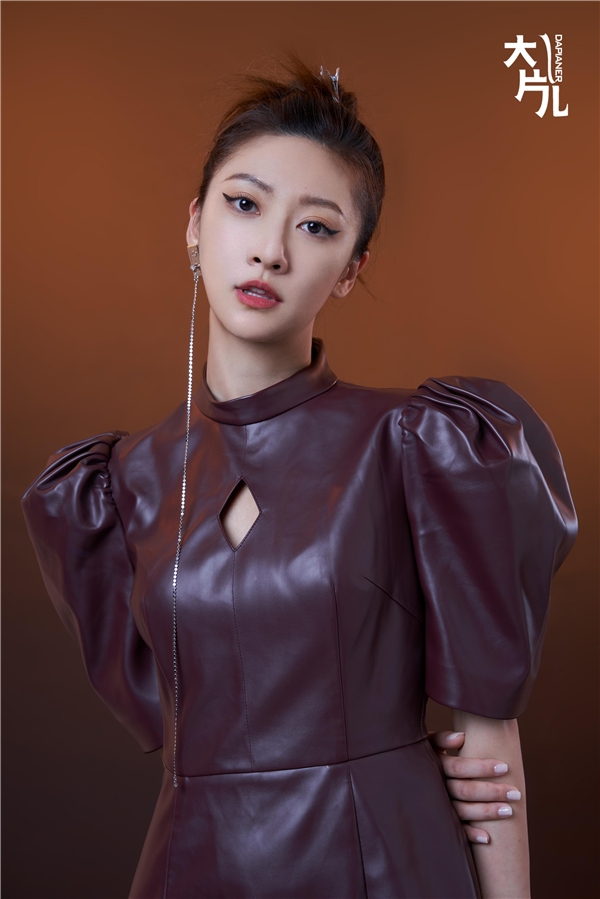 余玥曝新写真:烟熏妆皮裙小狂野 侠女古风造型酷飒