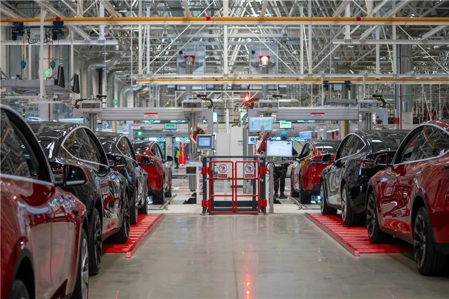 特斯拉将其全部集中到一个大的厂房里面,在零部件流转效率和土地利用