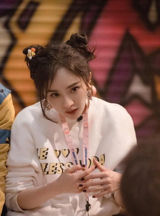 生图下的杨幂真美,卫衣,t恤配合哪吒头,看起来年轻了好几岁