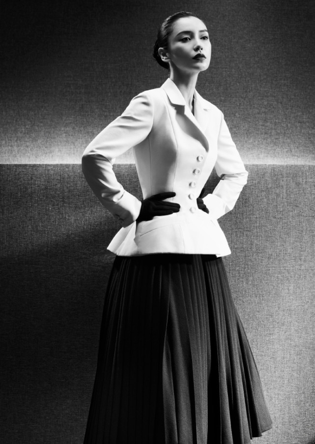 baby黑白大片出炉,六套复古装扮超显气质,面对镜头自信从容!