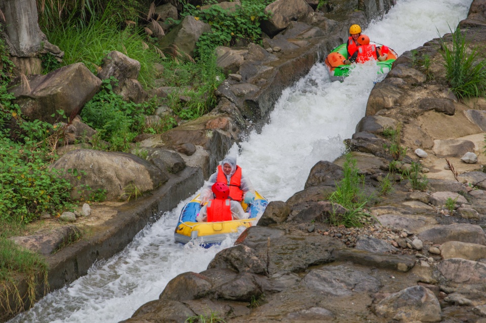 杭州周边的暑期漂流天堂,被誉为华东第一漂,10公里河道超过瘾