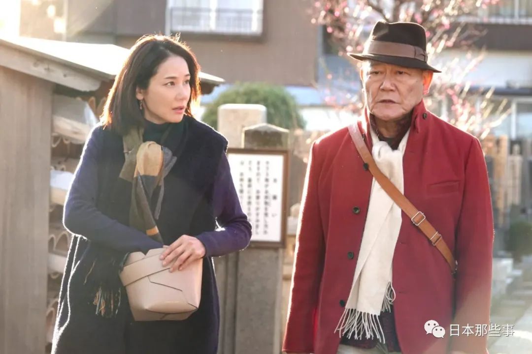 吉田羊饰演的女儿蒲原时子跟国村隼饰演的父亲是一对充满了矛盾的父女