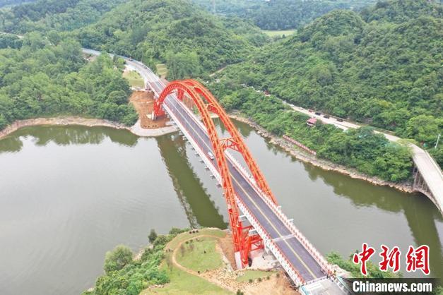 贵州首座“提篮”式公路桥梁花鱼洞大桥竣工通车
