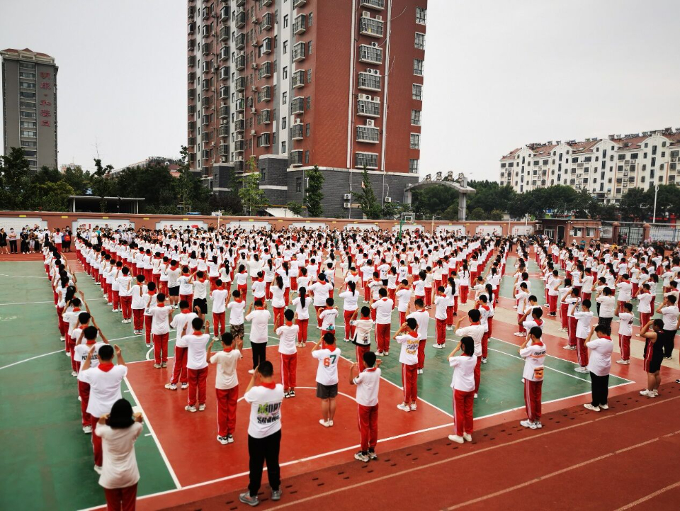 "毕业季,面对全体毕业生和家长们,东昌府区育红小学校长袁英华动情