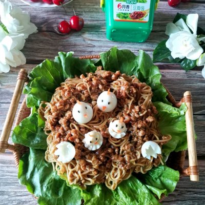 8,放上搅拌好的炸酱面,放上用鹌鹑蛋做的小鸟装饰,可爱有趣的鸟巢炸酱