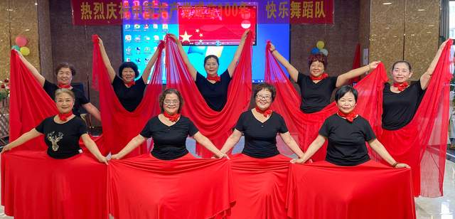 成都龙泉驿社区八旬老人唱支山歌给党听