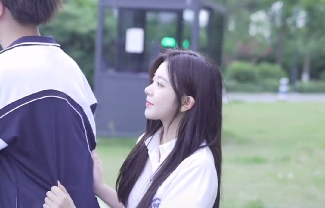 彭十六发新单曲神秘男主现身mv疑似恋情曝光被解释是路人