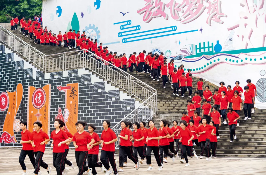 红色教育、苦学精神,张桂梅难以复制的神话休闲区蓝鸢梦想 - Www.slyday.coM 红色教育、苦学精神,张桂梅难以复制的神话休闲区蓝鸢梦想 - Www.slyday.coM