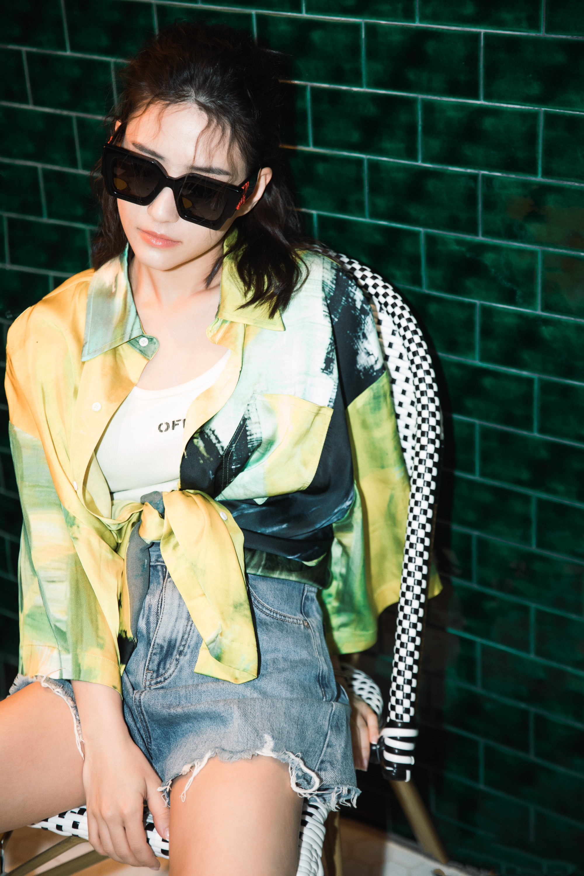 何超莲难得叛逆,穿花衬衫配短裤扮"坏小子",不像出身大户人家