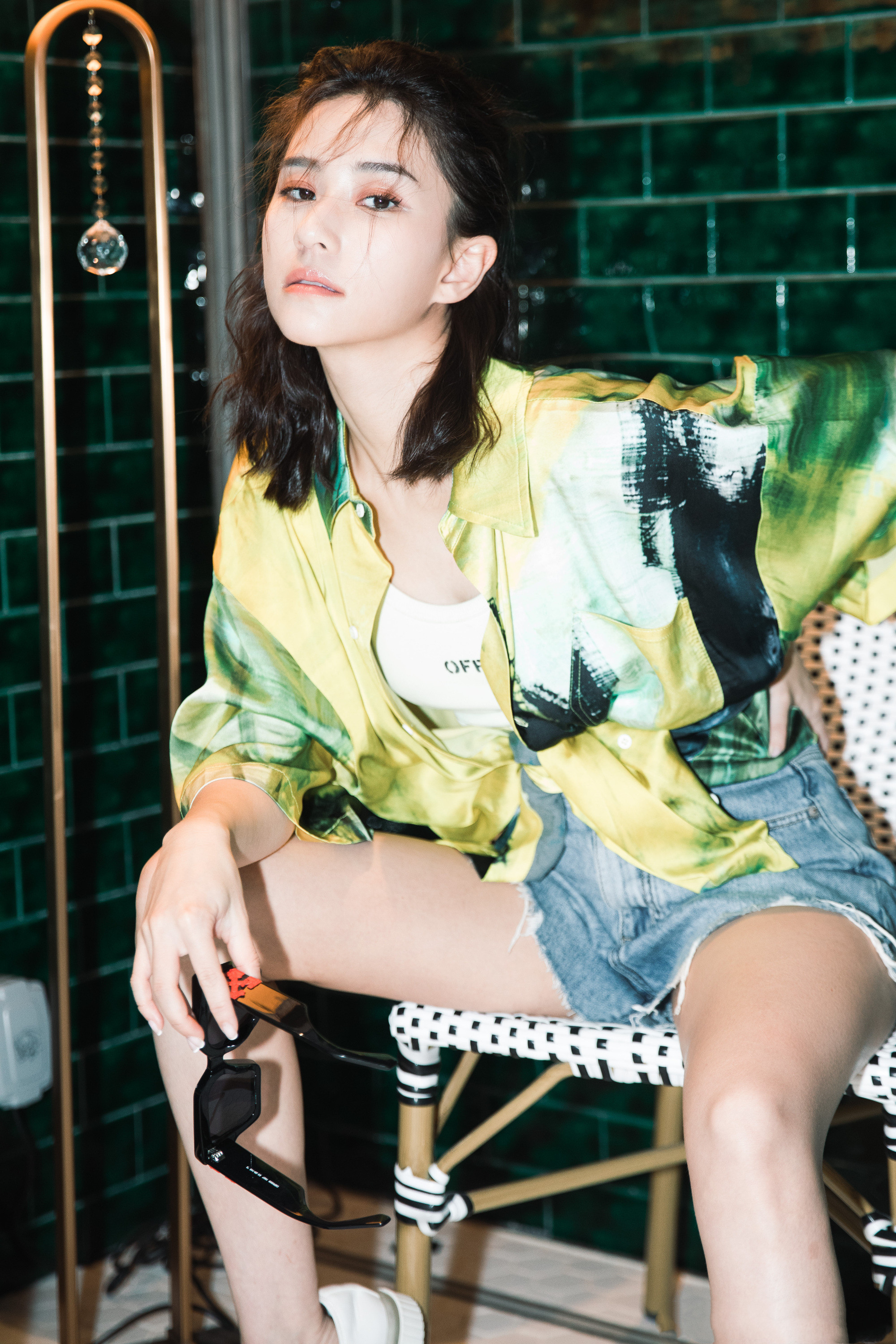 何超莲难得叛逆,穿花衬衫配短裤扮"坏小子",不像出身大户人家