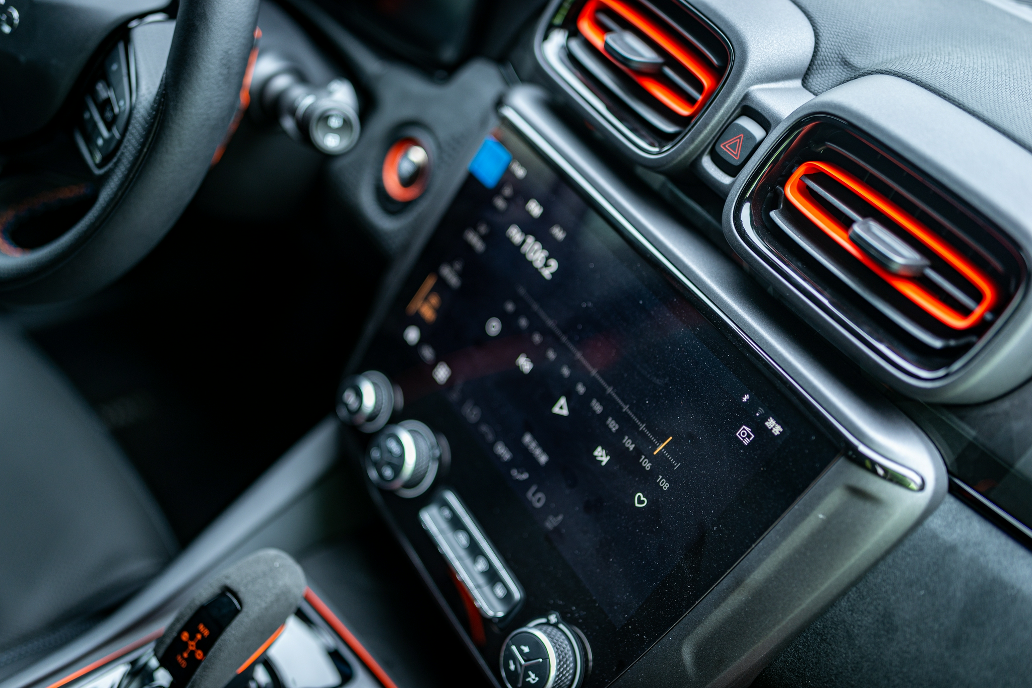 配置方面, 领克02 hatchback的中控搭载了10.