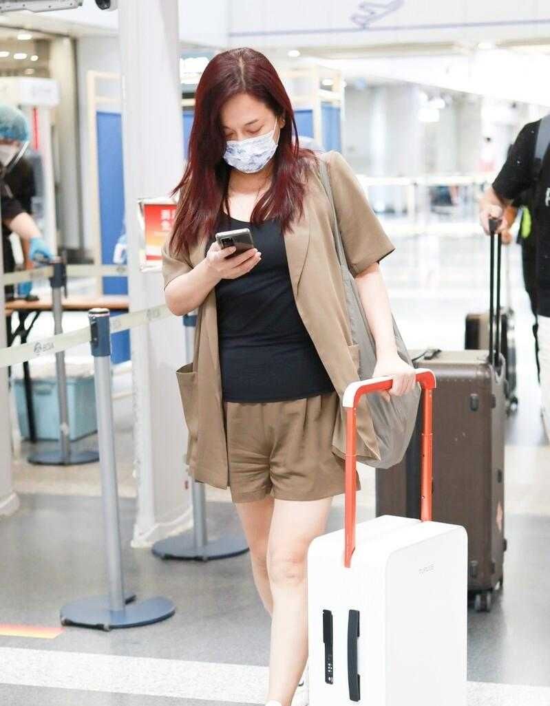 陈松伶中年发福太真实西装藏不住大妈身材好在气质撑着