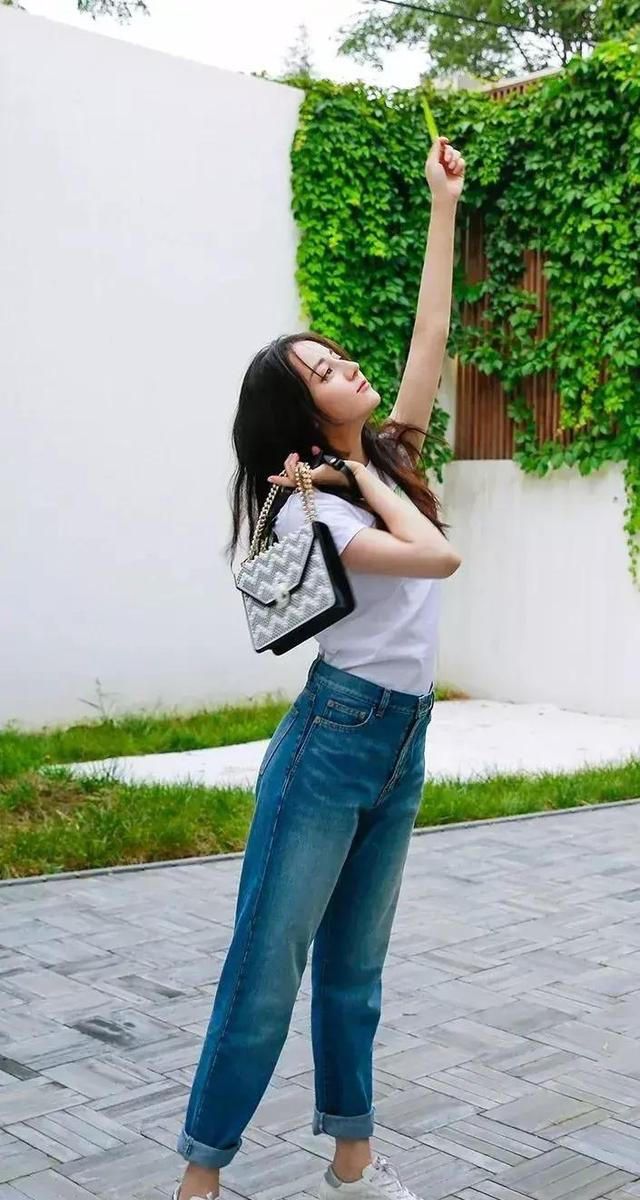 迪丽热巴墙角逗鸟展现单纯心性休闲穿搭秀出迷人身材