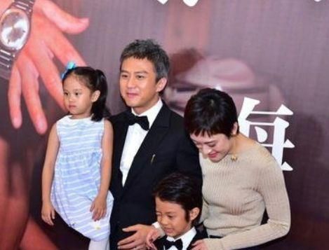 孙俪陪女儿参加比赛,一个人抱女儿拿着包不见邓超,女儿细腿抢镜