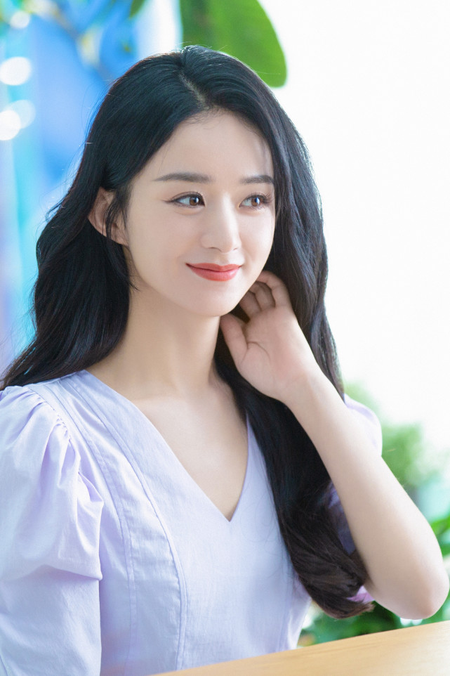 赵丽颖公开最新行程笑容甜美超迷人工作忙碌受期待