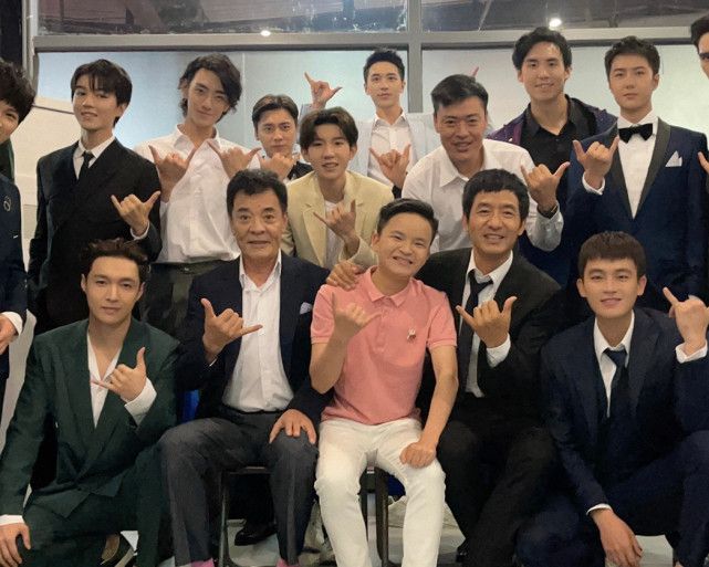 众男星大合影：张艺兴王一博出镜,李易峰携2位初代顶流同框休闲区蓝鸢梦想 - Www.slyday.coM