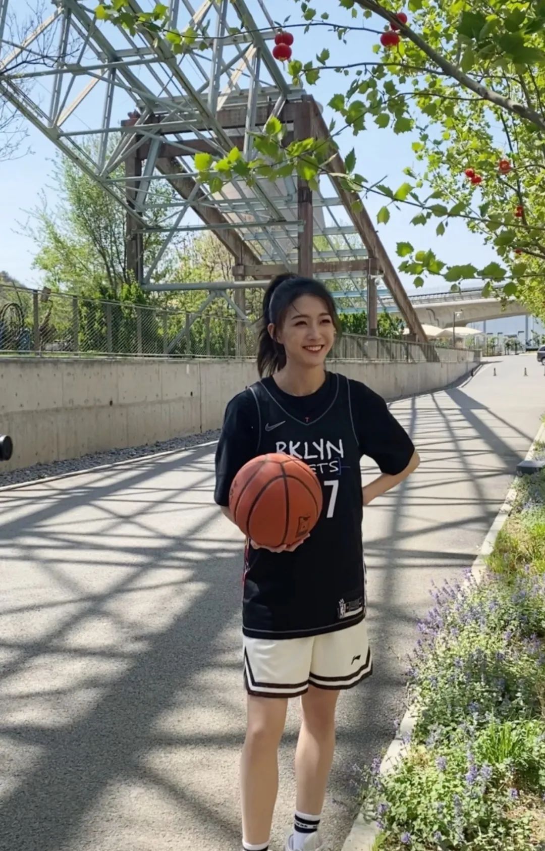 nba女主播雪儿是什么样的宝藏女孩?专业解说 高颜值!多图分享