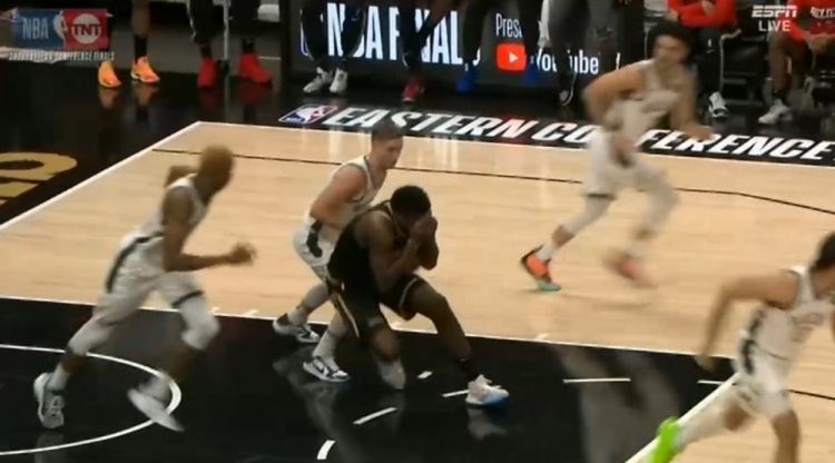 天差地别！超巨字母哥受伤詹皇立刻祈祷，老鹰核心被肘击他却沉默休闲区蓝鸢梦想 - Www.slyday.coM