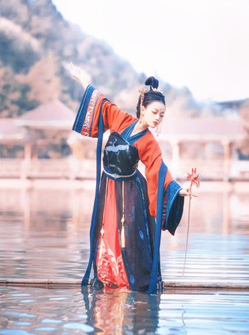 95后小姐姐“独竹漂”火了,穿民族服饰水中轻舞,“功夫”了得休闲区蓝鸢梦想 - Www.slyday.coM 95后小姐姐“独竹漂”火了,穿民族服饰水中轻舞,“功夫”了得休闲区蓝鸢梦想 - Www.slyday.coM