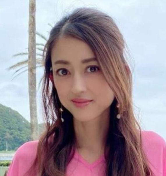 还有日本女星小泽真珠,年轻时的她五官精致宛如雕刻,脸小如巴掌,即便