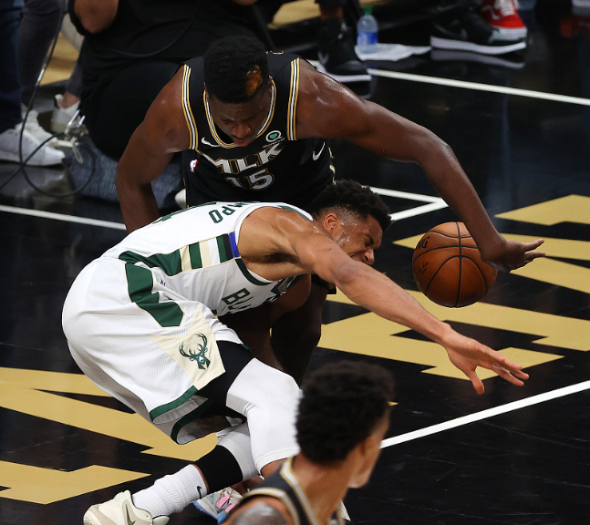 天差地别！超巨字母哥受伤詹皇立刻祈祷，老鹰核心被肘击他却沉默休闲区蓝鸢梦想 - Www.slyday.coM