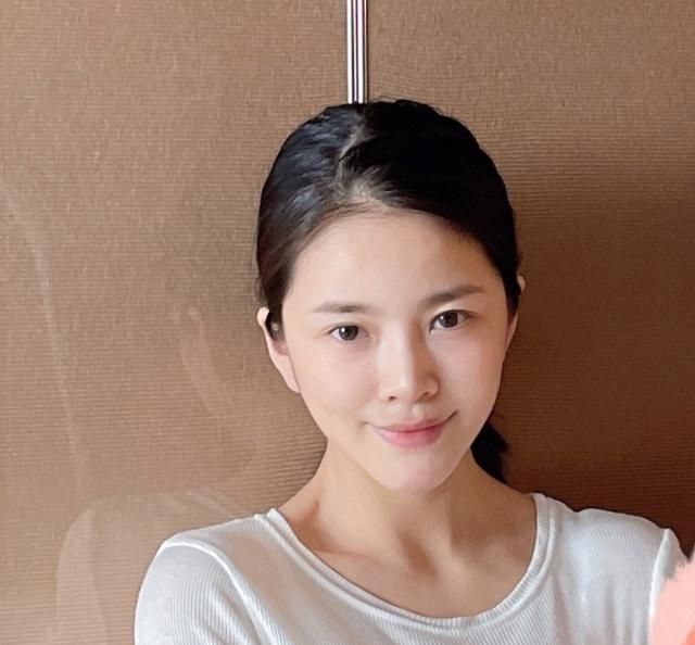 王灿带娃打疫苗晒出近照展现素颜状态墙上的影子却成亮点