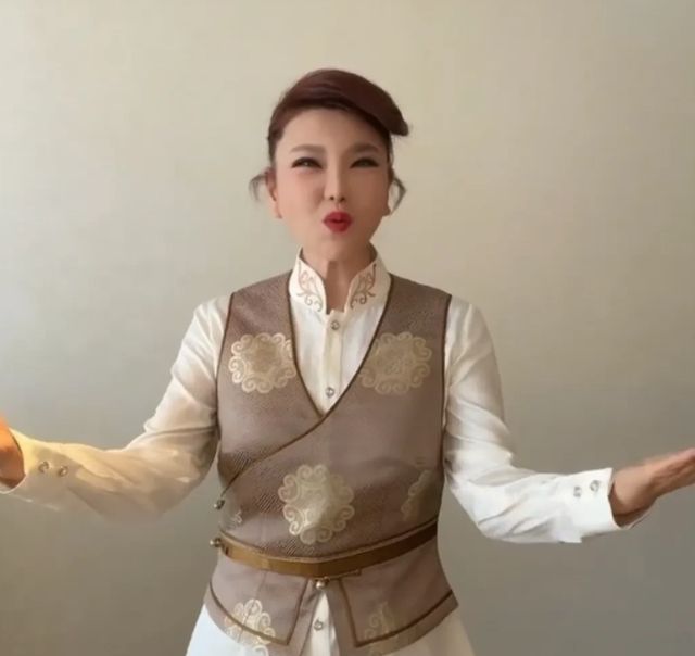 乌兰图雅回应唱《套马杆》时"躲汉子",清唱一段辟谣!