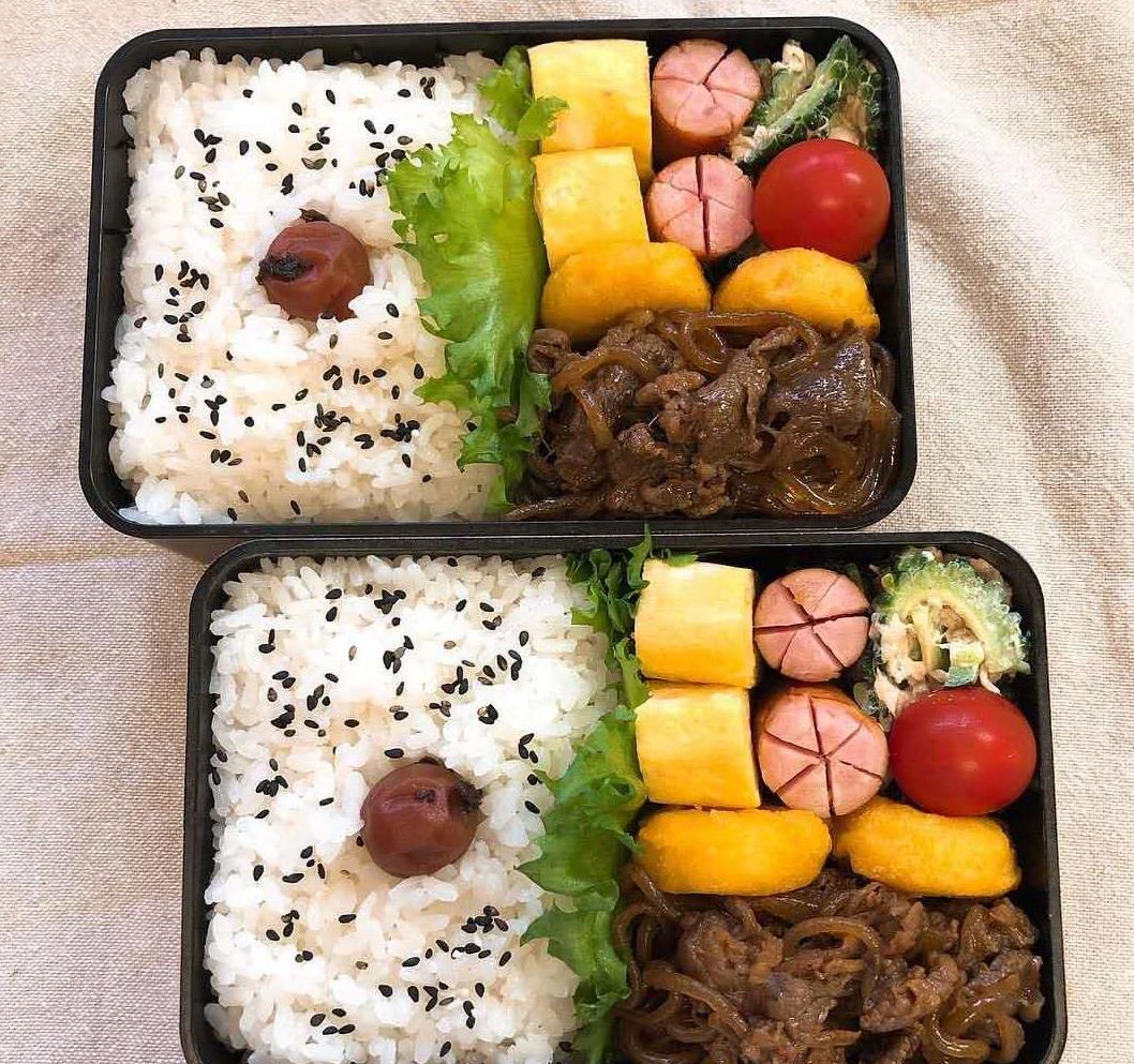 关于午餐,除了那些学校里的营养午餐让人赞叹以外,日本人的便当也是