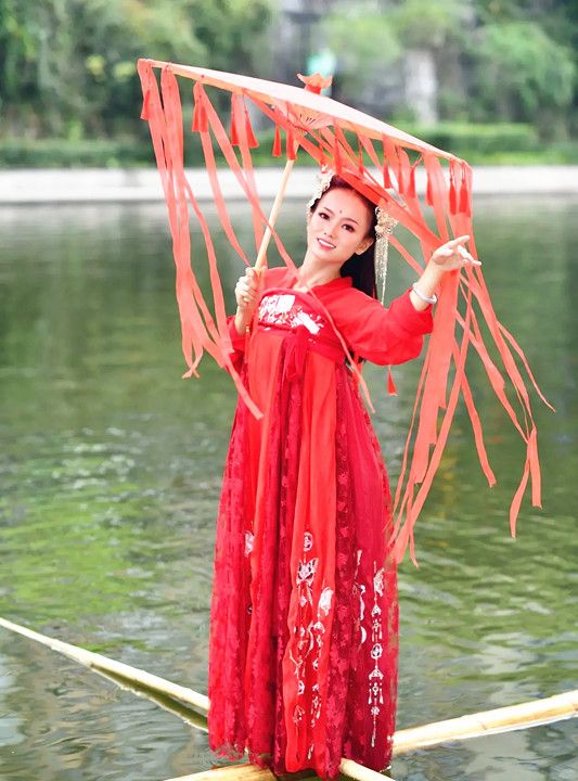 95后小姐姐“独竹漂”火了,穿民族服饰水中轻舞,“功夫”了得休闲区蓝鸢梦想 - Www.slyday.coM 95后小姐姐“独竹漂”火了,穿民族服饰水中轻舞,“功夫”了得休闲区蓝鸢梦想 - Www.slyday.coM